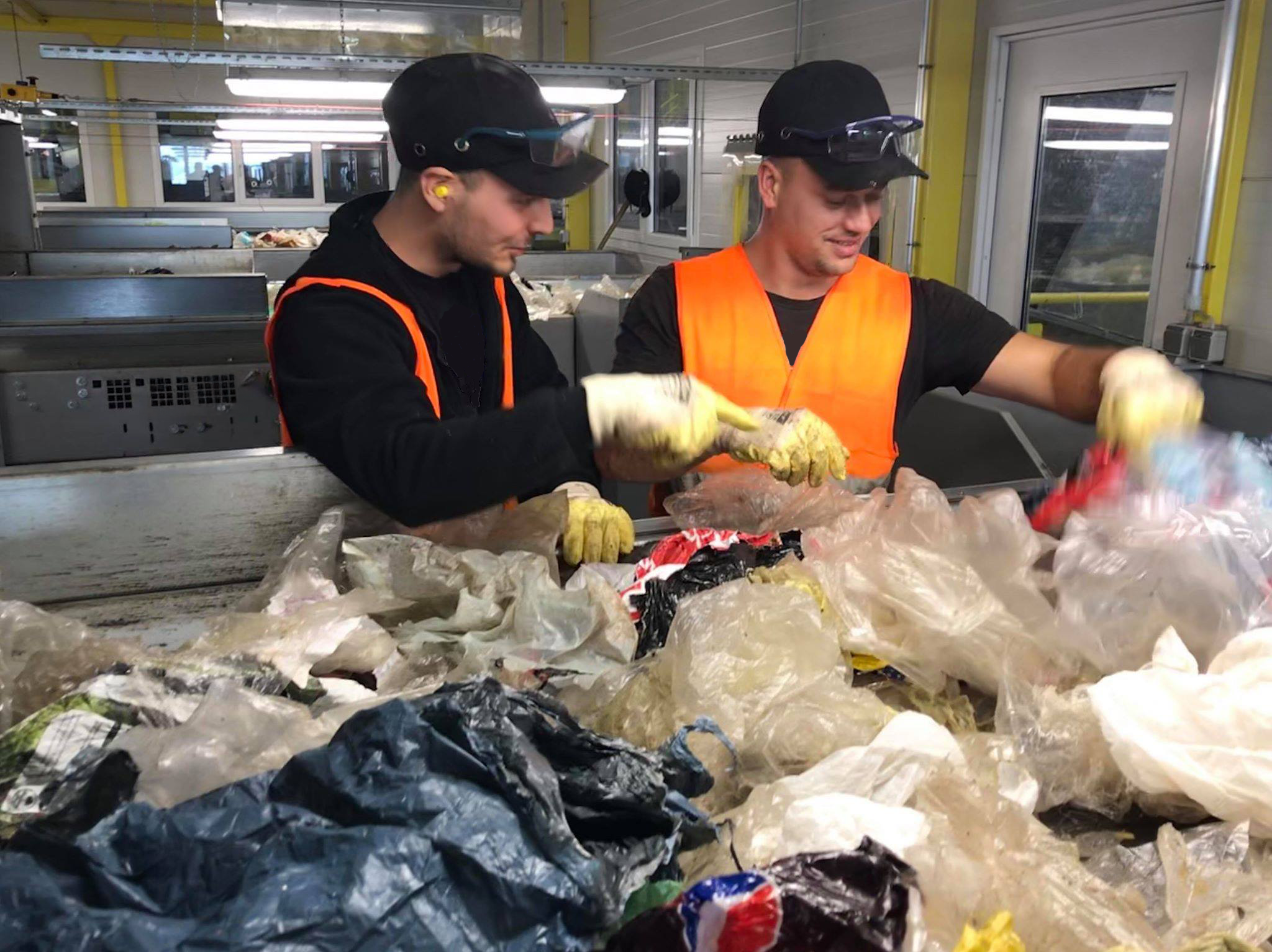 AVEC Fachkräfte sortieren Leichtverpackungen an einer LVP Sortieranlage / Recyclinganlage